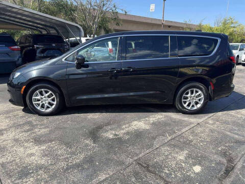 2022 Chrysler Voyager LX