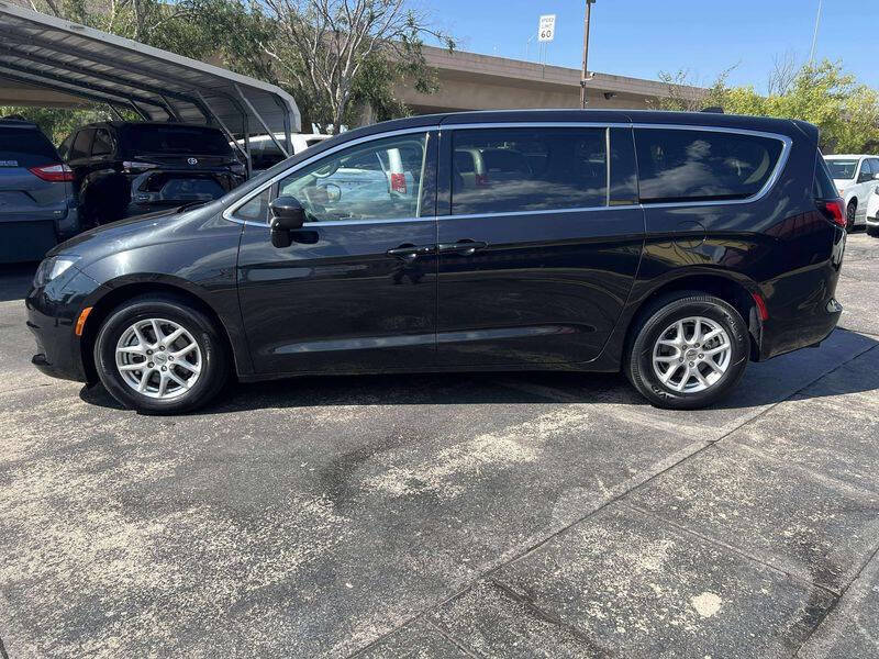 2022 Chrysler Voyager LX