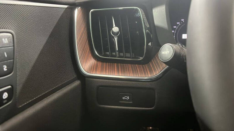 2024 Volvo XC60 B5 Plus Dark Theme