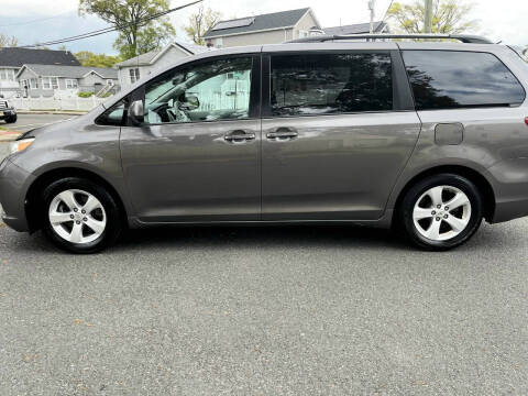 2011 Toyota Sienna LE 7-Passenger Auto Access Seat
