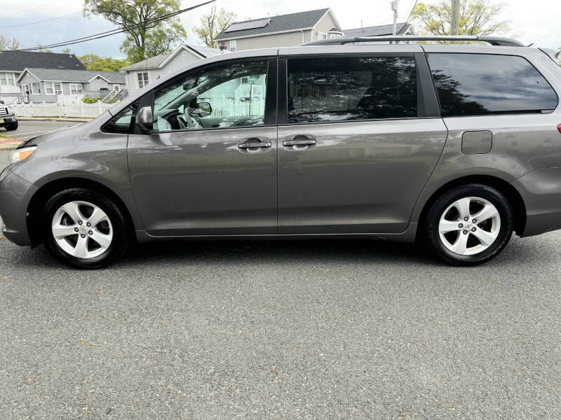 2011 Toyota Sienna LE 7-Passenger Auto Access Seat