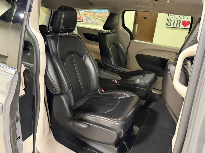 2023 Chrysler Pacifica Plug-In Hybrid Touring L