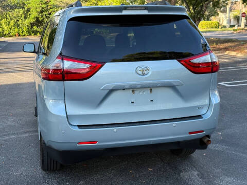 2016 Toyota Sienna XLE 7-Passenger Auto Access Seat