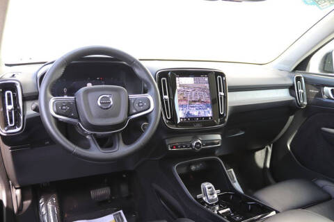 2023 Volvo XC40 B5 Ultimate Dark Theme