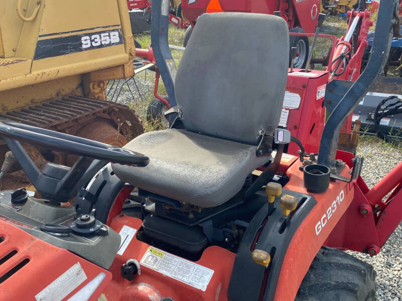 2005 Massey Ferguson GC2310TLB