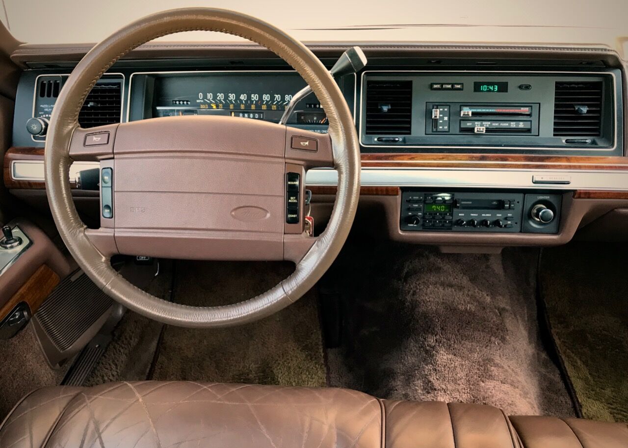 1990 Ford LTD Crown Victoria 25