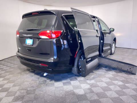 2024 Chrysler Voyager LX