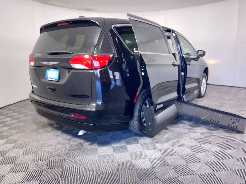 2024 Chrysler Voyager LX