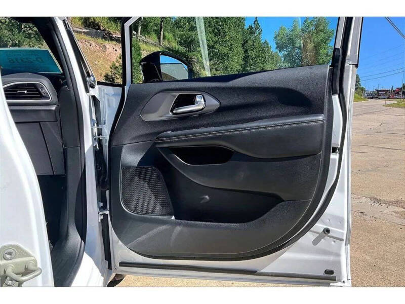 2027 Chrysler Pacifica Select