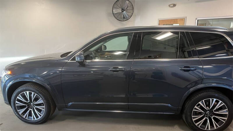 2022 Volvo XC90 T6 Momentum 7-Passenger