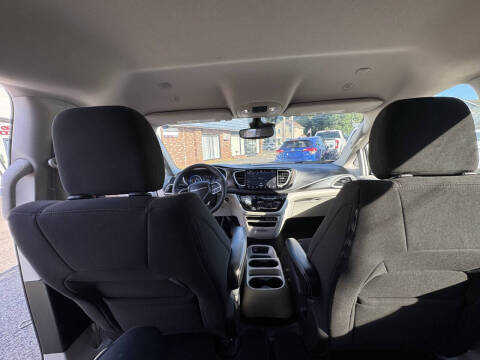 2022 Chrysler Voyager LX