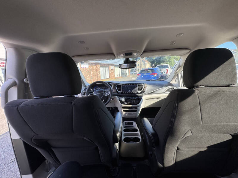 2022 Chrysler Voyager LX