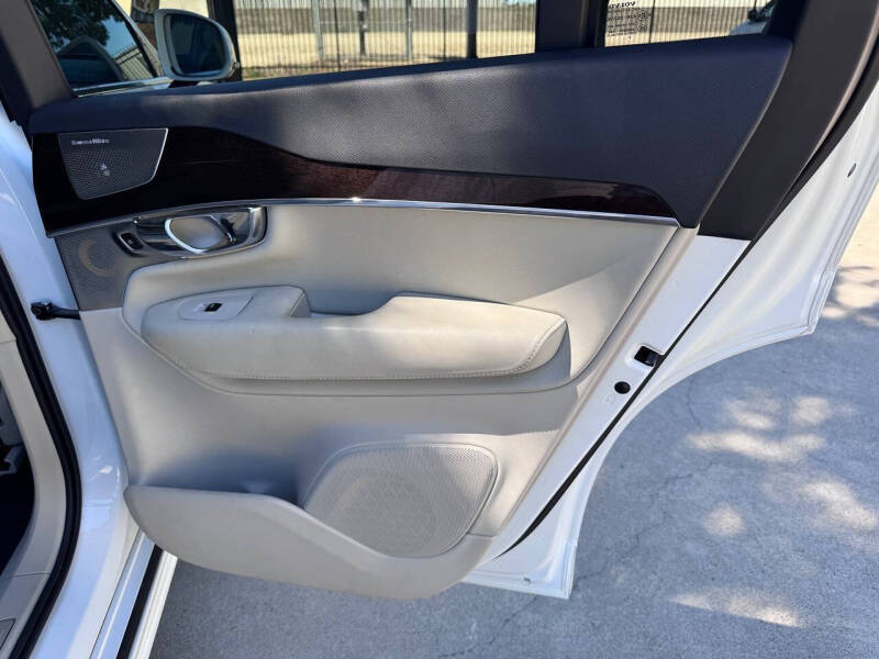 2016 Volvo XC90 T6 Momentum