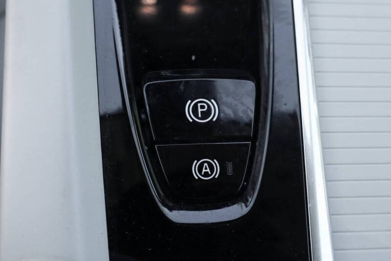 2024 Volvo XC60 B5 Core Dark Theme