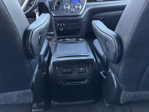 2019 Toyota Sienna SE 8-Passenger