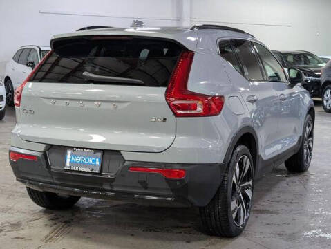 2025 Volvo XC40 B5 Plus Dark Theme