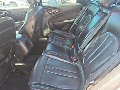 2017 Chrysler 200 Limited Platinum