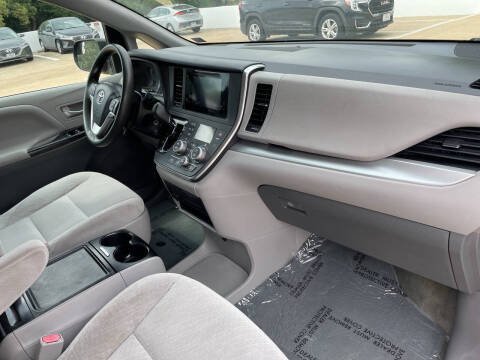 2016 Toyota Sienna LE 7-Passenger Auto Access Seat
