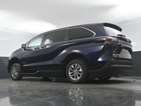 2025 Toyota Sienna LE 8-Passenger