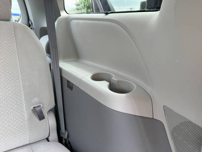 2011 Toyota Sienna LE 8-Passenger