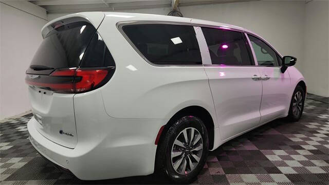 2024 Chrysler Pacifica Plug-In Hybrid Select