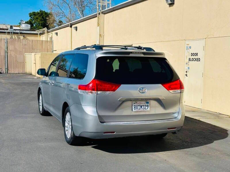 2012 Toyota Sienna XLE 7-Passenger Auto Access Seat
