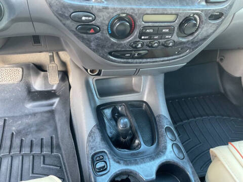 2004 Toyota Sequoia SR5