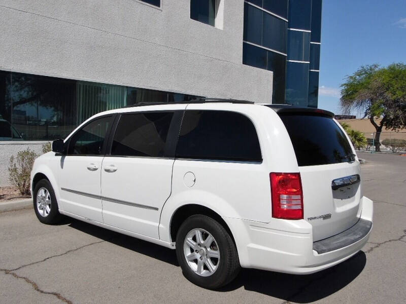 2010 Chrysler Town & Country null photo 7