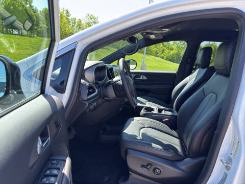 2027 Chrysler Pacifica Select