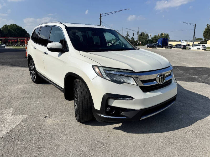 2019 Honda Pilot Touring w/Rear Captain's Chairs