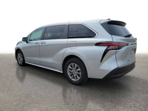 2022 Toyota Sienna LE 8-Passenger