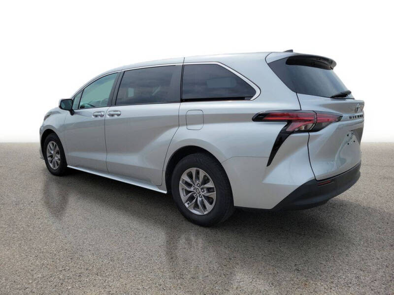2022 Toyota Sienna LE 8-Passenger
