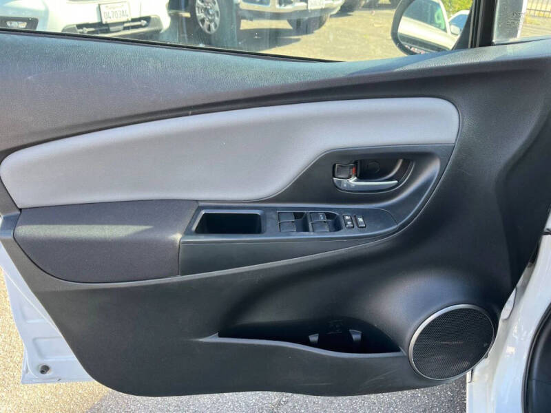 2015 Toyota Yaris 5-Door LE