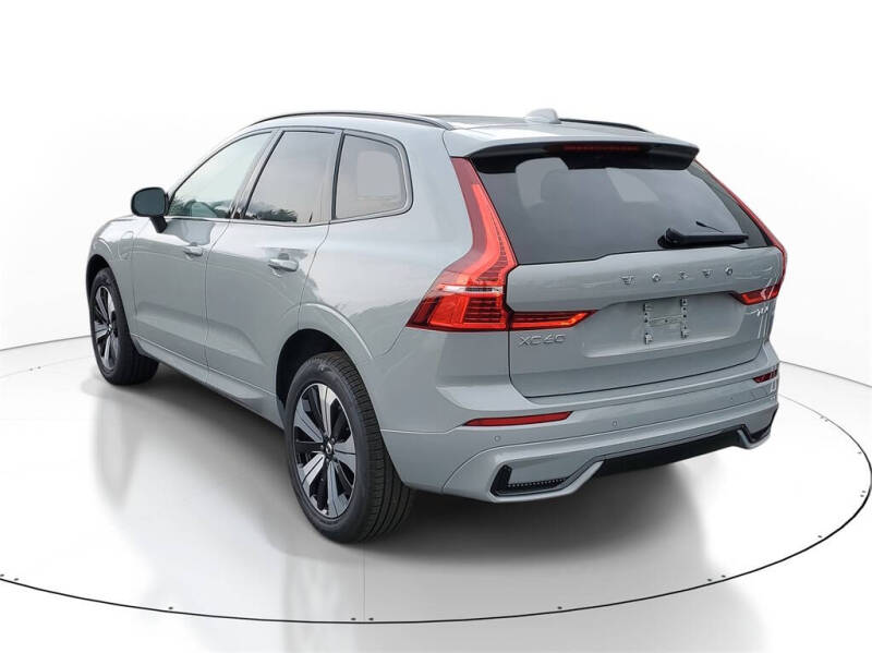 2025 Volvo XC60 T8 Core Dark Theme