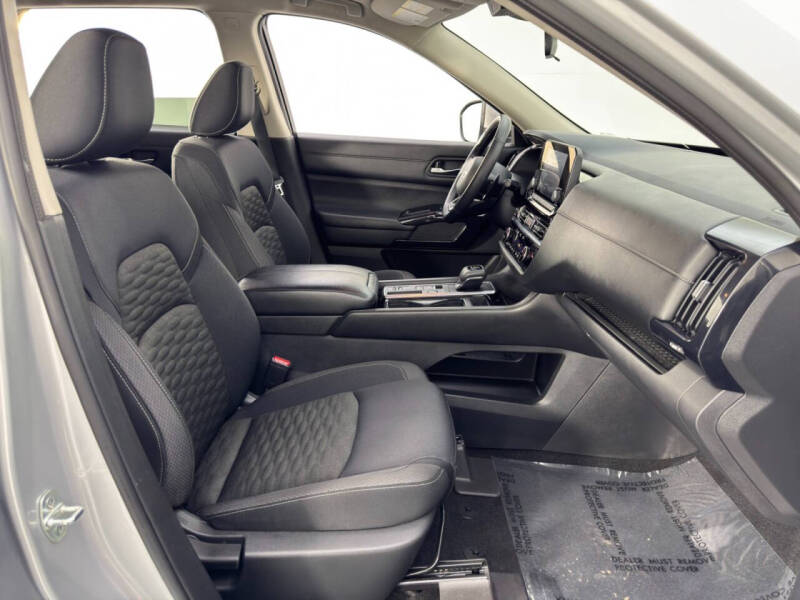 2022 Nissan Pathfinder SV