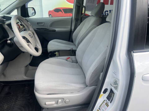2012 Toyota Sienna LE 7-Passenger Auto Access Seat