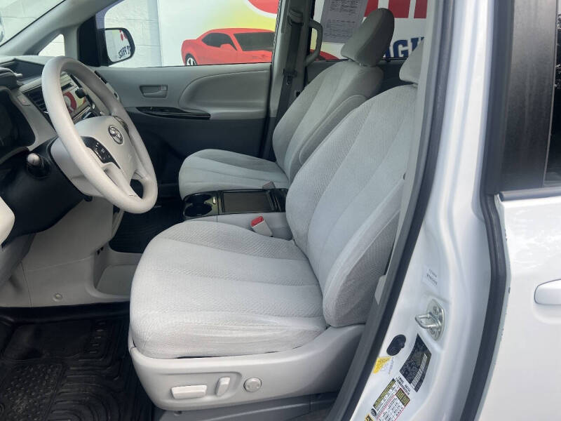 2012 Toyota Sienna LE 7-Passenger Auto Access Seat