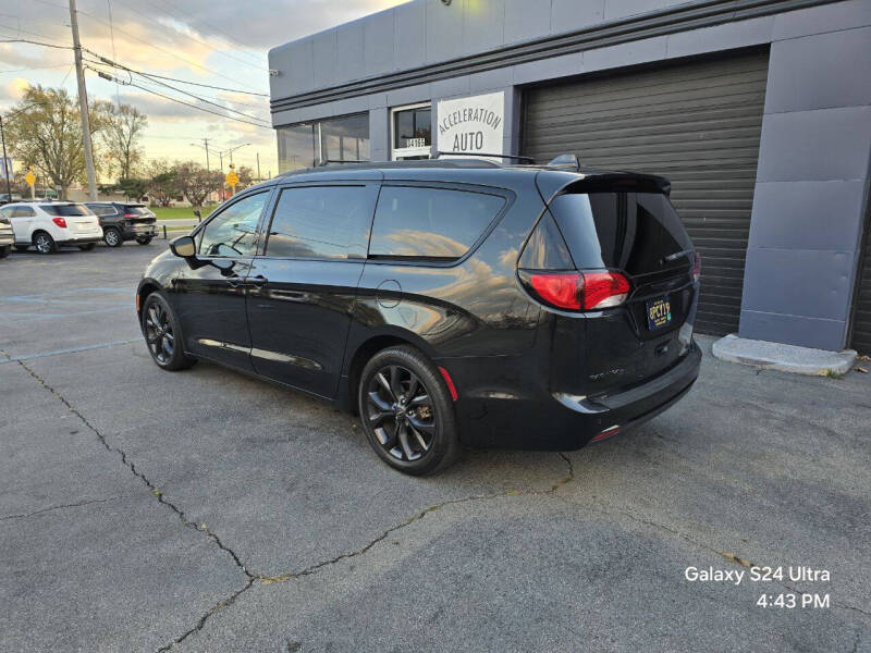 2020 Chrysler Pacifica Touring L photo 2