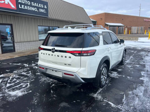 2023 Nissan Pathfinder SL