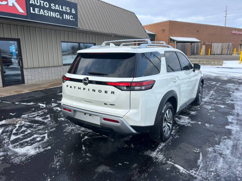 2023 Nissan Pathfinder SL