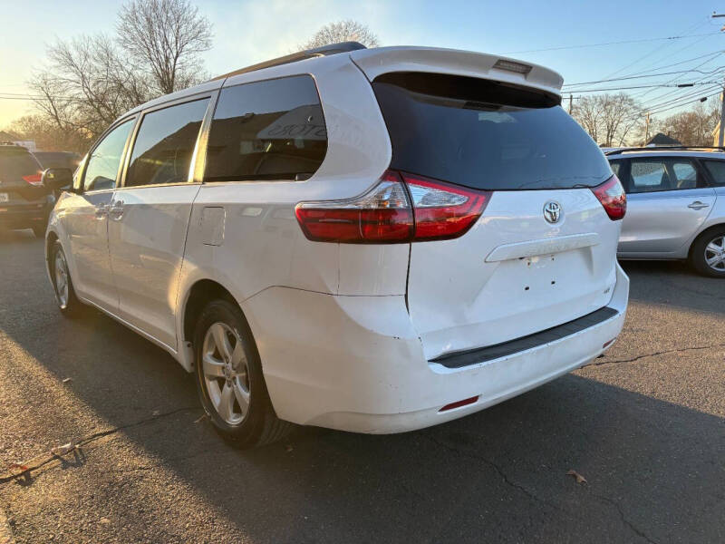 2016 Toyota Sienna LE 8-Passenger