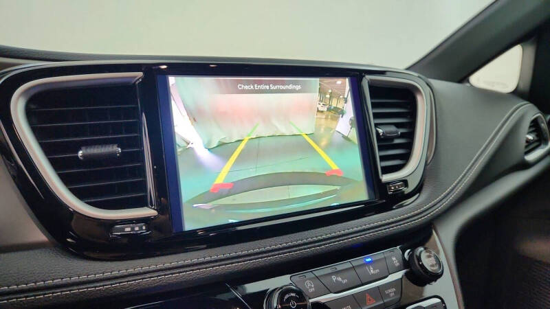 2027 Chrysler Pacifica Select