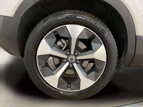 2025 Volvo XC40 B5 Plus Bright Theme