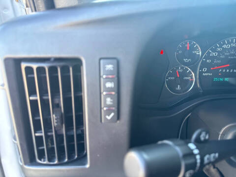 2025 Chevrolet Express LT 3500