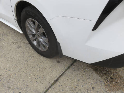 2022 Toyota Sienna LE 8-Passenger