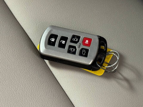 2017 Toyota Sienna XLE Premium 8-Passenger
