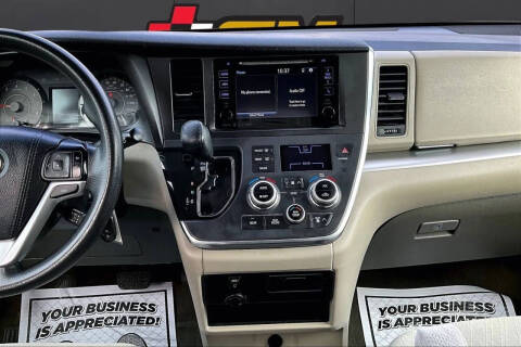 2017 Toyota Sienna LE 8-Passenger