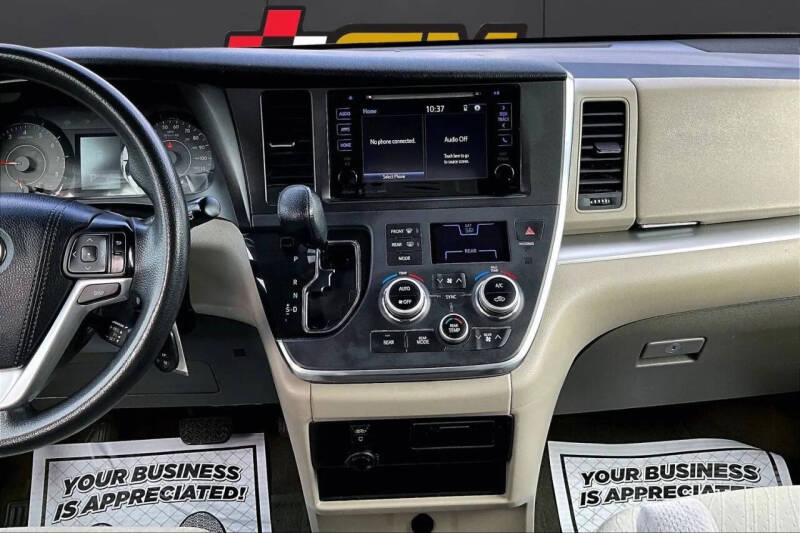 2017 Toyota Sienna LE 8-Passenger