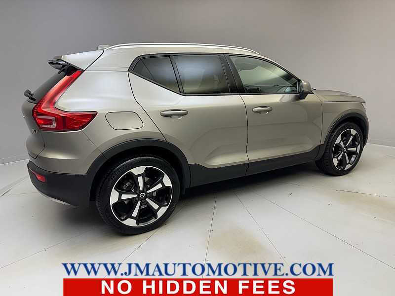 2022 Volvo XC40 T5 Momentum