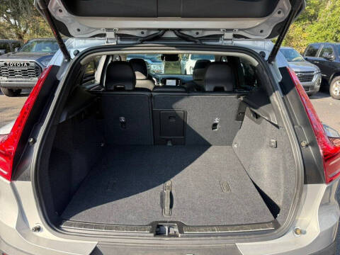 2025 Volvo XC40 B5 Plus Bright Theme